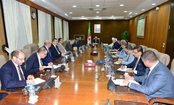 Boughali tient une rencontre de concertation avec les présidents des groupes parlementaires