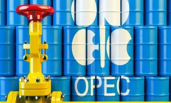 L’Opep+ décide de continuer à baisser sa production de 2 millions de barils/jour