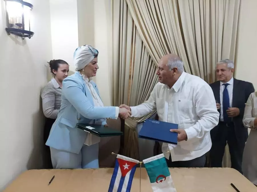 وزيرة الثقافة والفنون ونظيرها الكوبي يوقعان بهافانا على اتفاقية برنامج تبادل ثقافي