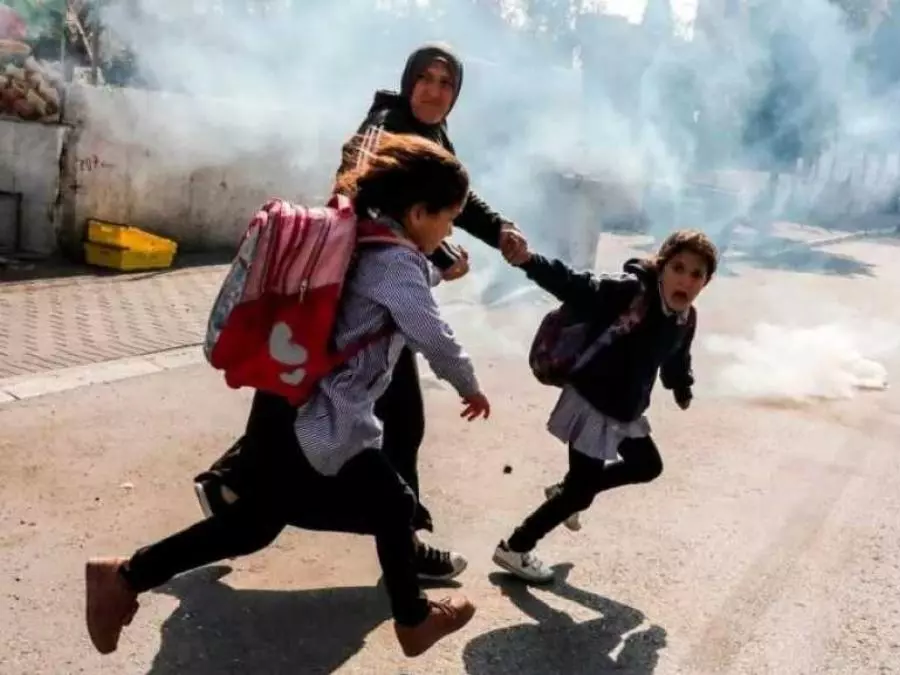 Palestine : des dizaines d’élèves asphyxiés lors d’un assaut des forces d’occupation près d’El-Qods