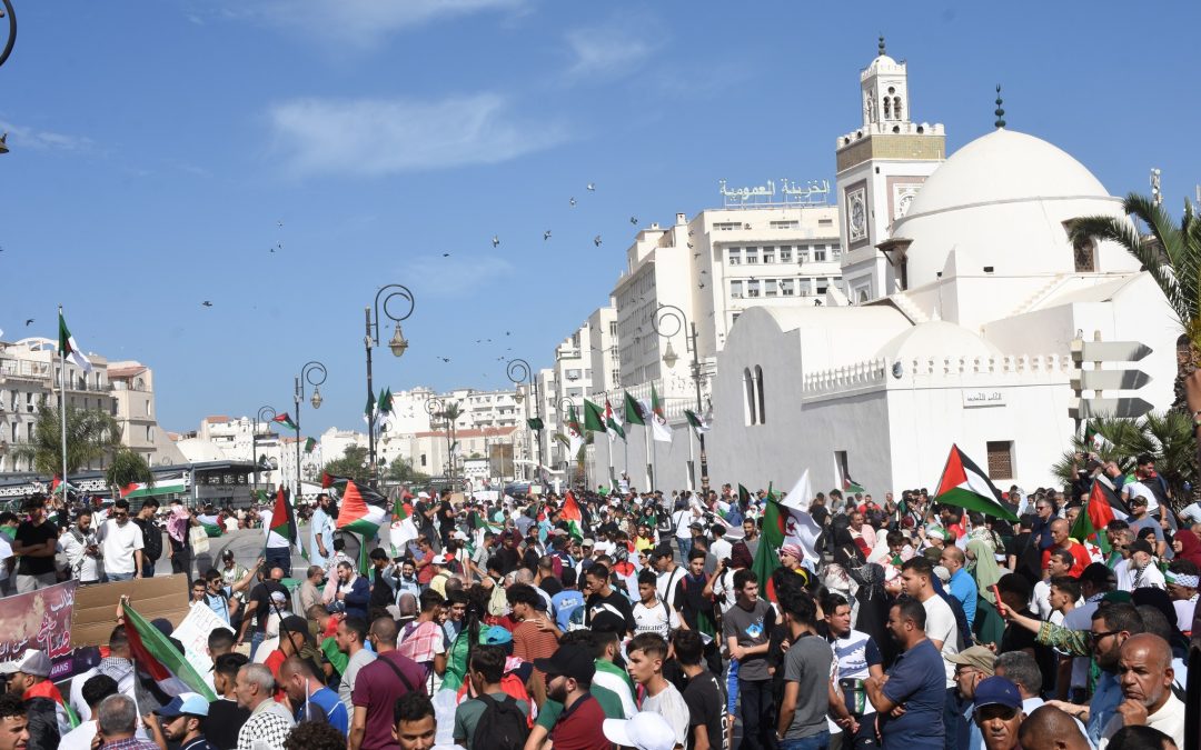 المشاركون في المسيرات الشعبية يعلنون عن دعمهم لموقف الدولة الجزائرية الثابت تجاه القضية الفلسطينية