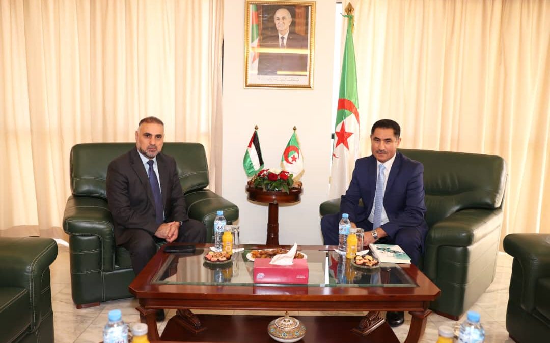 وزير الاتصال يستقبل سفير فلسطين بالجزائر