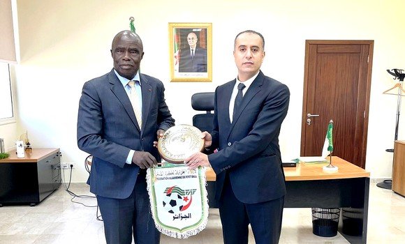 كأس إفريقيا للأمم-2023 : رئيس الفاف وسفير كوت ديفوار بالجزائر يتطرقان إلى كيفية تنقل أنصار “الخضر”