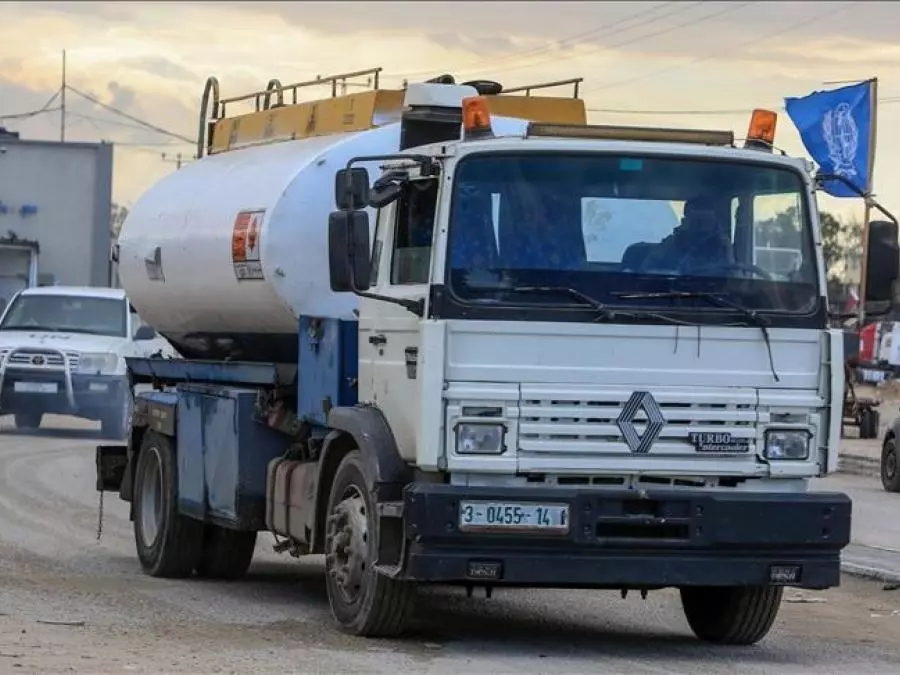 Les premiers camions de carburant entrent dans la bande de Ghaza en vertu de l’accord de trêve