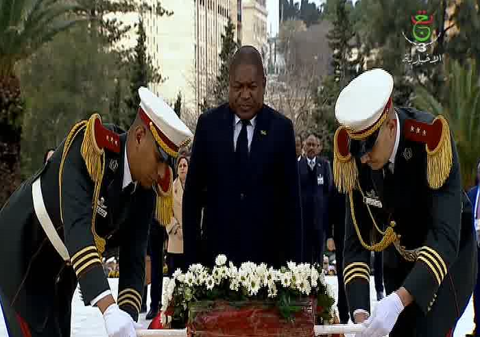 رئيس جمهورية موزمبيق يضع إكليلا من الزهور أمام النصب التذكاري المخلد لشهداء الثورة التحريرية المجيدة
