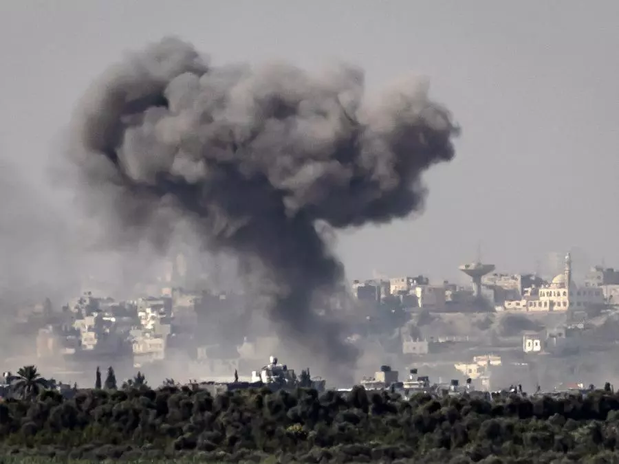 استشهاد 15 فلسطينيا إثر قصف الاحتلال الصهيوني منزلا بدير البلح وسط غزة