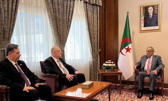 Le Premier ministre reçoit l’ambassadeur de Syrie en Algérie