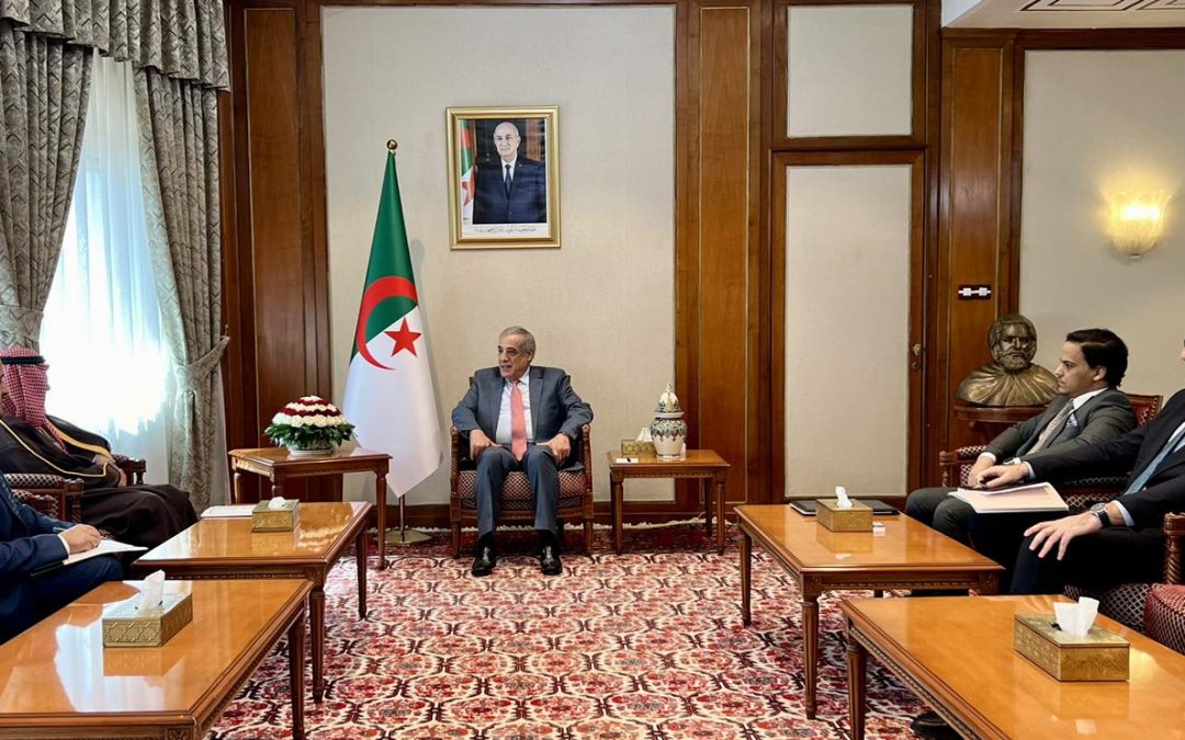 الوزير الأول يستقبل سفير المملكة العربية السعودية بالجزائر