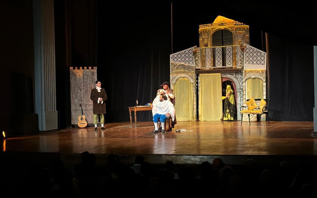 اليوم العالمي للمسرح: عرض مسرحية “حلاق إشبيليا” بالجزائر العاصمة