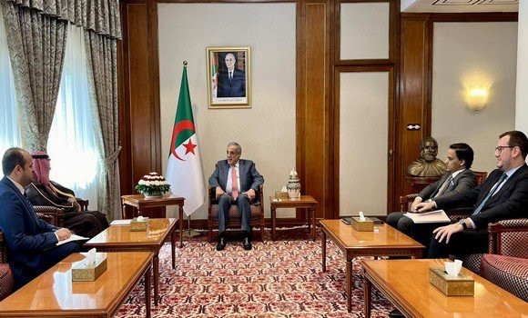 Le Premier ministre reçoit l’ambassadeur du Royaume d’Arabie saoudite en Algérie