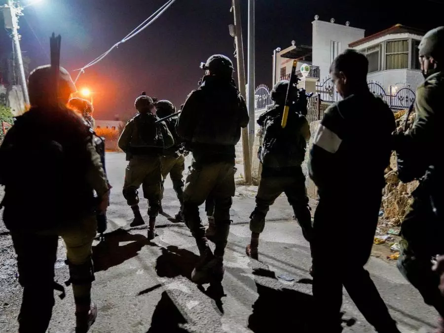 قوات الاحتلال الصهيوني تنفذ سلسلة من الاعتقالات في عدة مناطق بالضفة الغربية