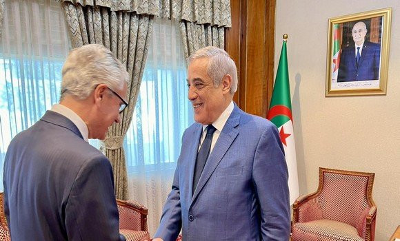 Le Premier ministre reçoit l’ambassadeur du Portugal en Algérie