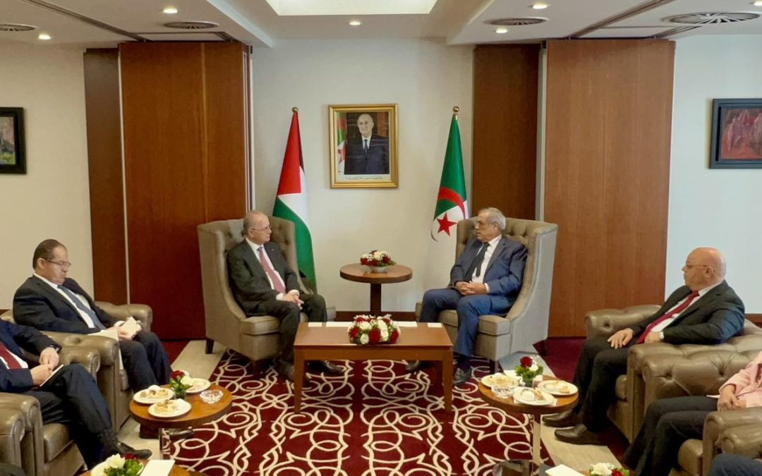 الوزير الأول يجري محادثات مع رئيس الوزراء وزير الخارجية والمغتربين الفلسطيني