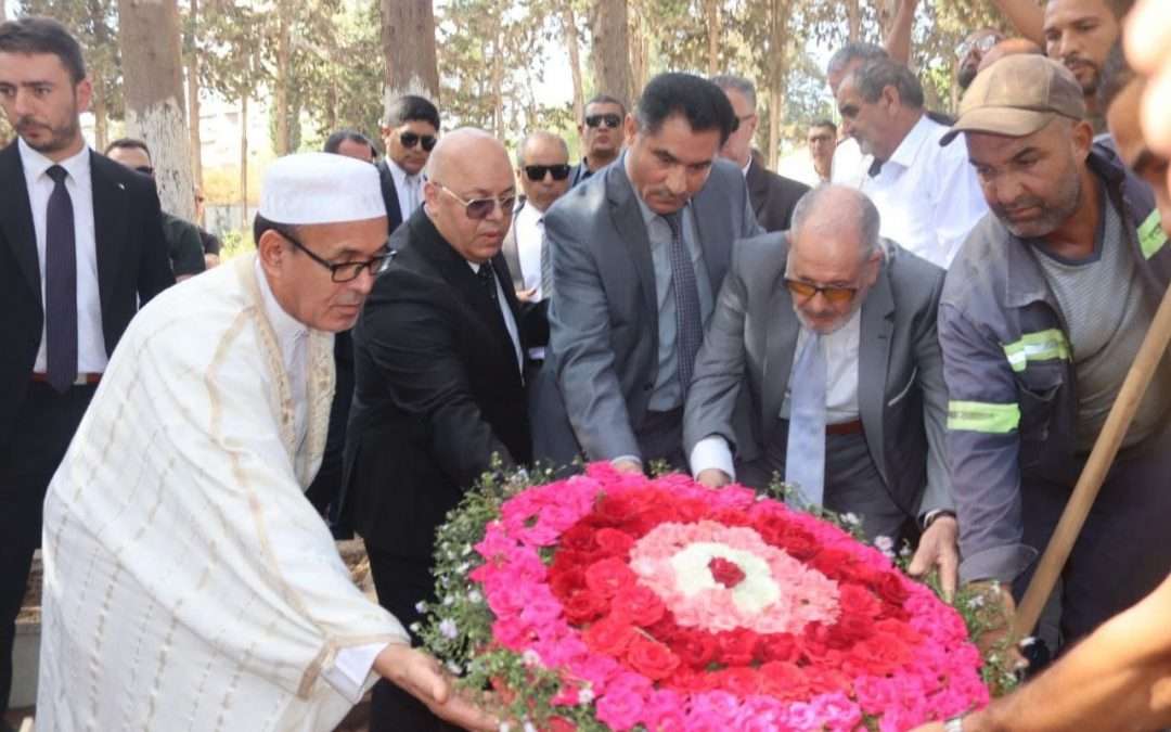 جثمان المجاهد والمؤرخ محمد العربي الزبيري يوارى الثرى بمقبرة قاريدي بالعاصمة